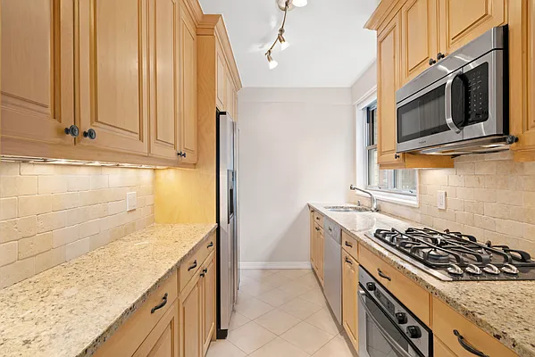 Rented by New York Casas Ltd. | media 12