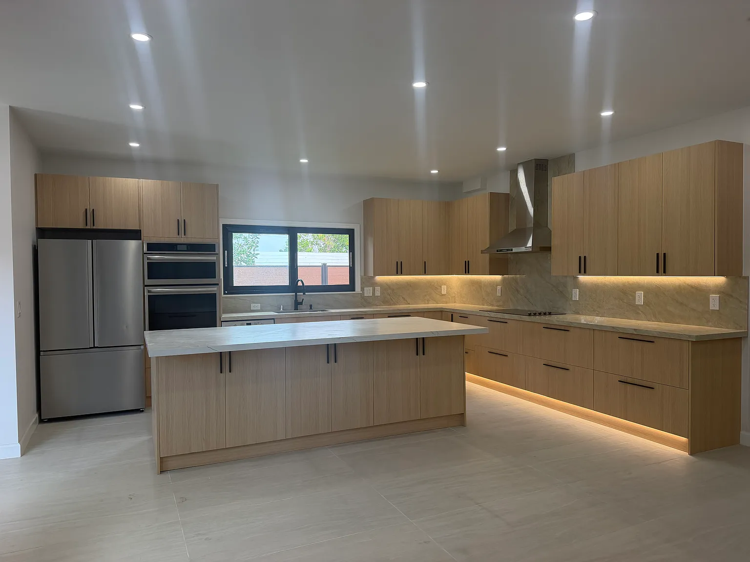 3 bed, 2.5 bath, 1900 sqft, $5,800 — Photo 4