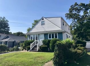 21 Locust Pl, Copiague, NY 11726