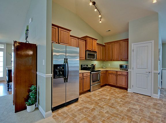 3rd image of 122 Forest Glade Dr