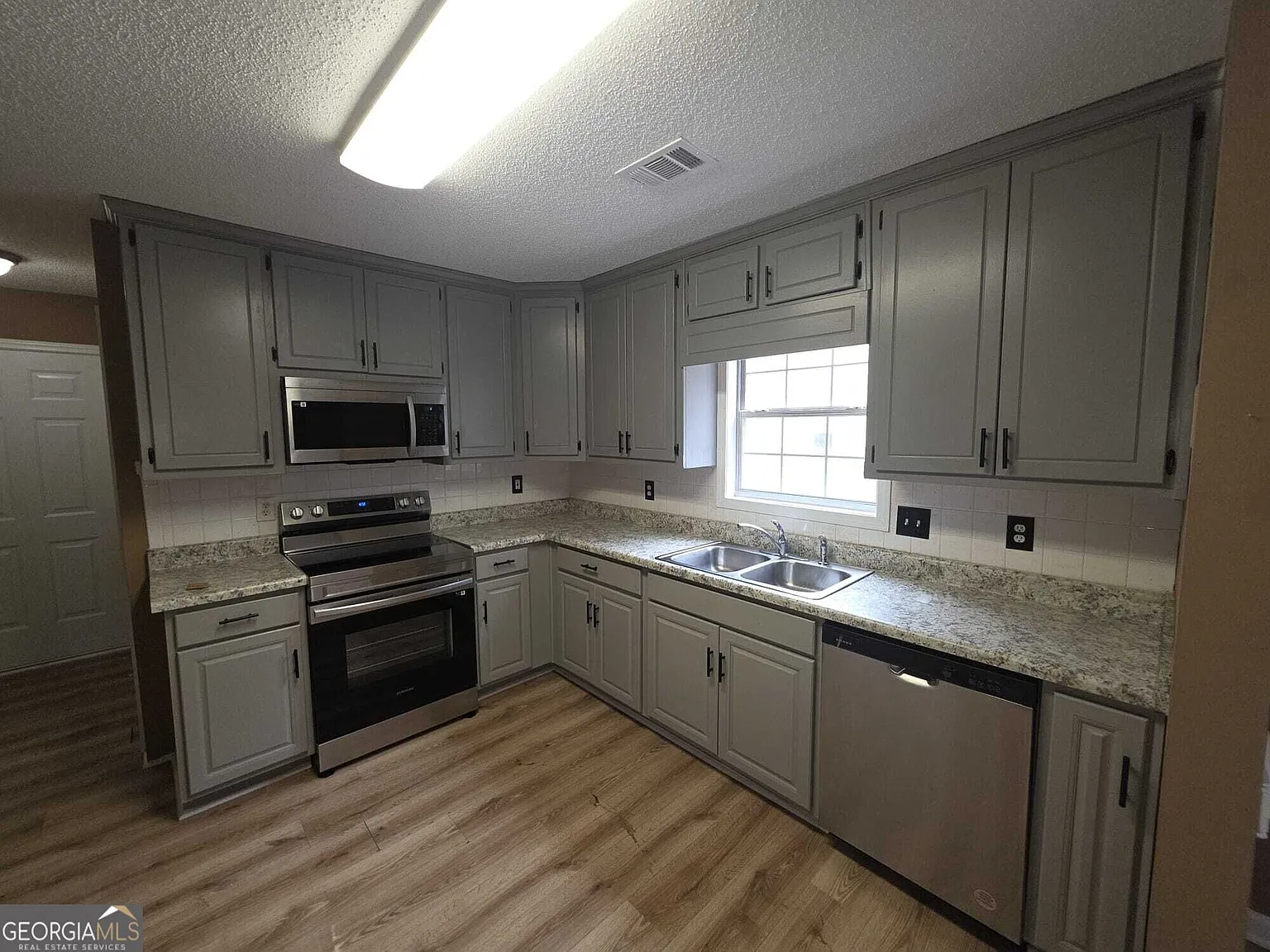 3 bed, 2.0 bath, 1450 sqft, $2,000 — Photo 4