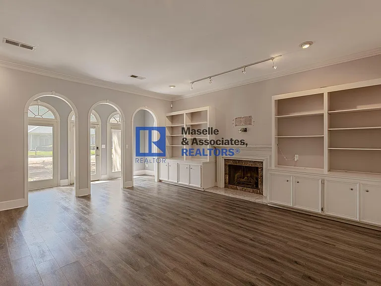 1046 Newland St — Photo 8