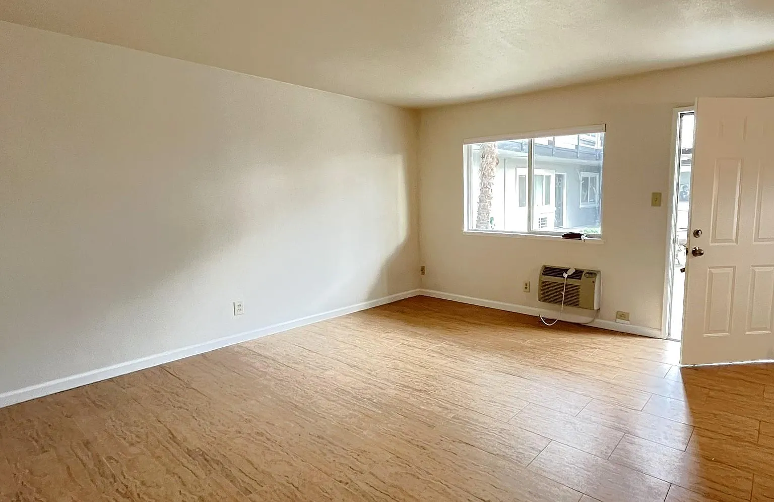 1 bed, 700 sqft, $1,700 — Photo 2