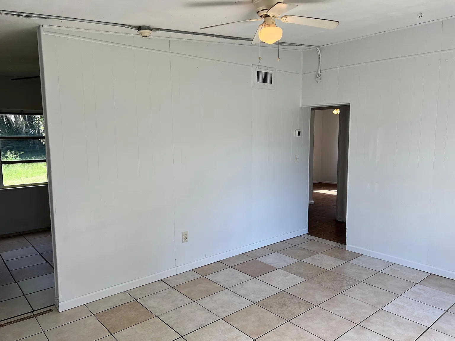 827 Edgewater Cir — Photo 4