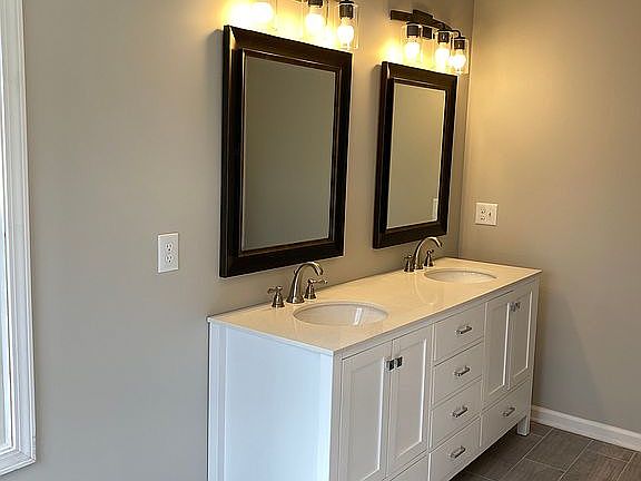 Full bath for bedrooms 