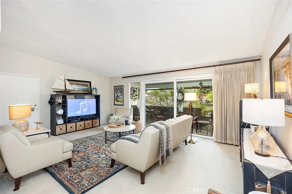 2 bed, 1040 sqft, $2,800 — Photo 2