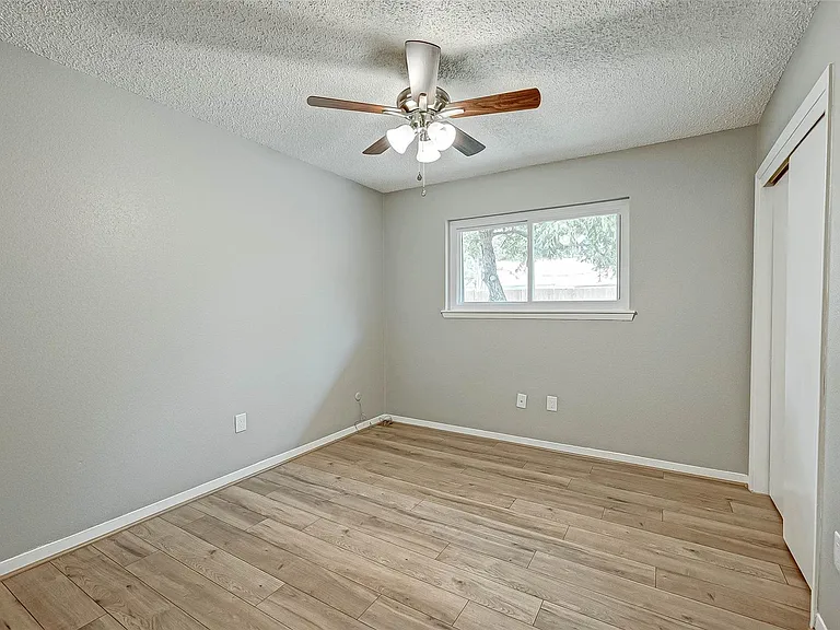 5806 Chrystell Ln — Photo 16