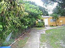 4th image of 4425 NW 23rd Ct