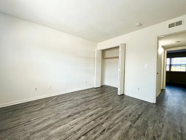 Collinwood Apartments — Photo 21