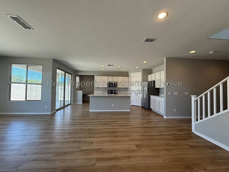 5618 N 87th Dr — Photo 4