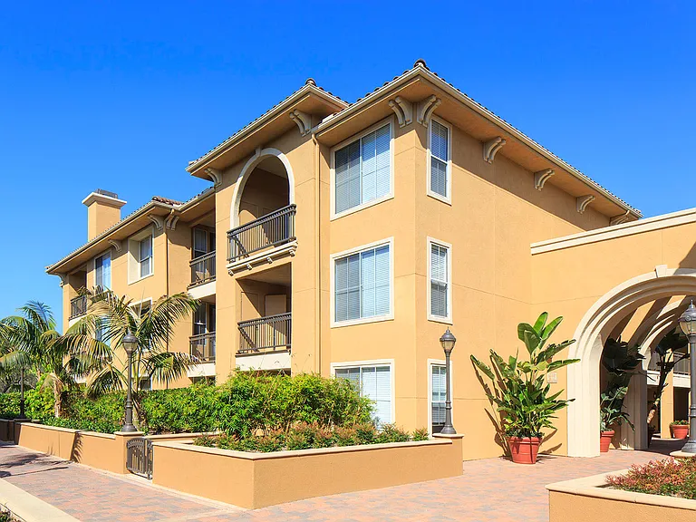 Newport Bluffs Apartment Village — Photo 25