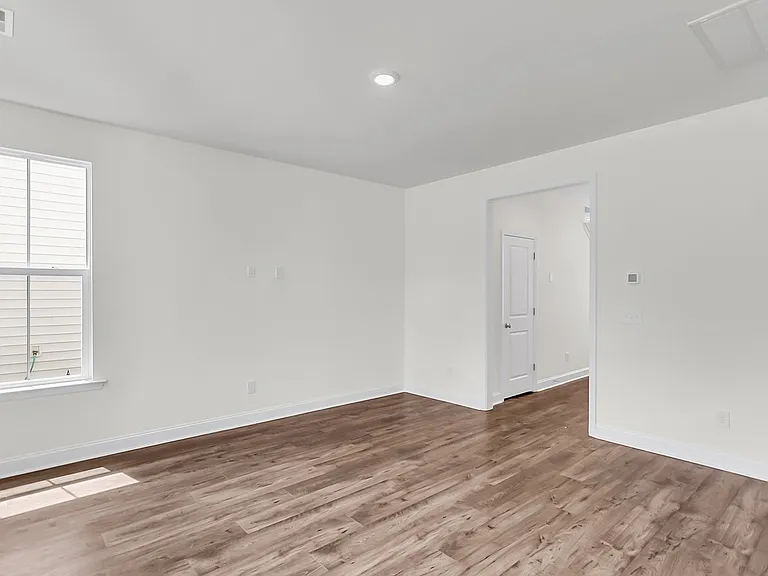 335 Chapman Cir — Photo 11