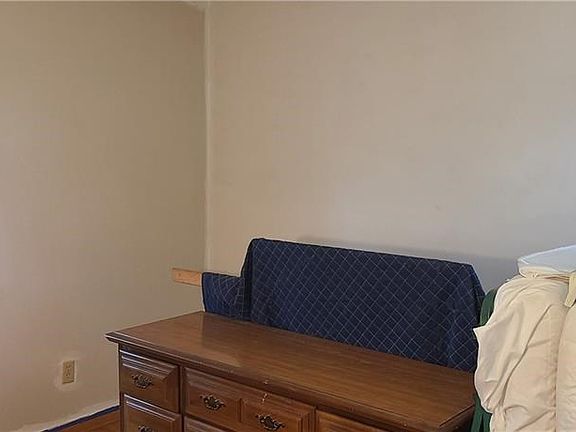 3rd image of 131 Brookwood Dr