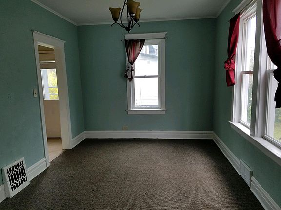 3rd image of 924 N 13th Ave E