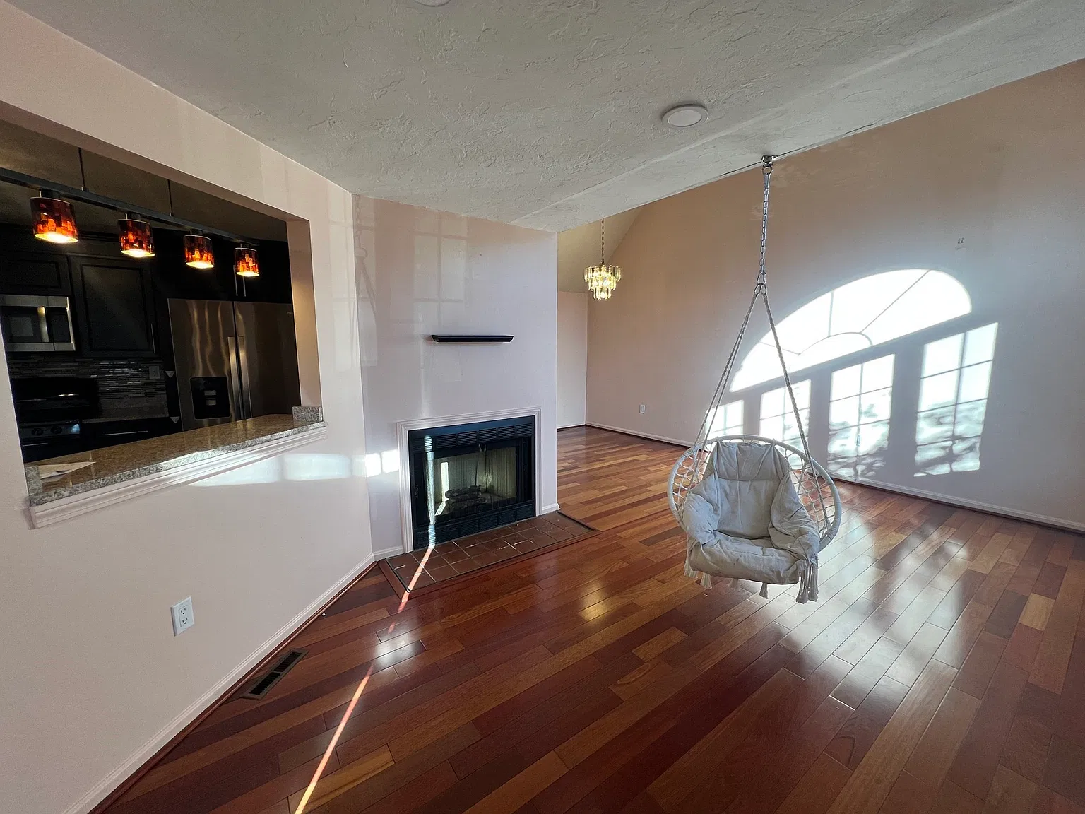 4 bed, 2.5 bath, 2200 sqft, $3,500 — Photo 4