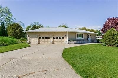 3rd image of 5525 Rockbluff Dr NE