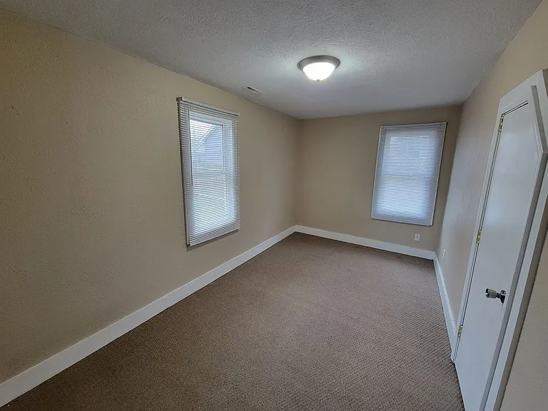 916 N Hill St — Photo 61