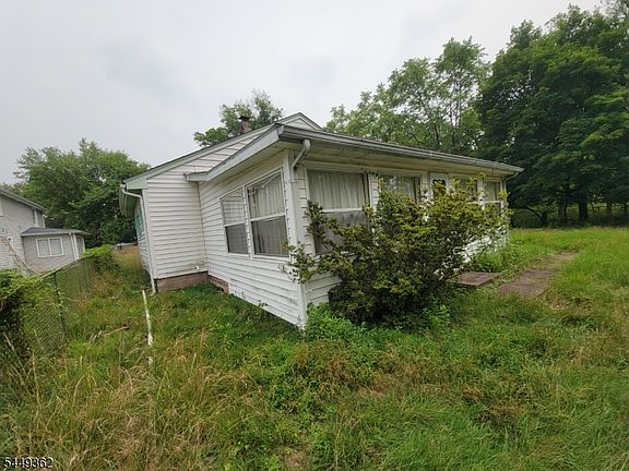 4th image of 592 Equator Ave