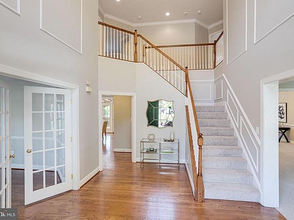 Inviting 2 story foyer