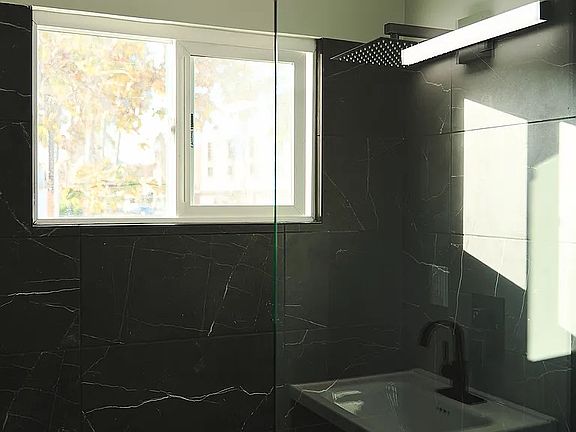 4th image of 582 Venice Blvd #1