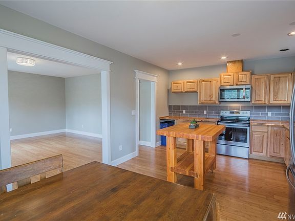 Kitchen is adjacent living room, such a great layout for entertaining!