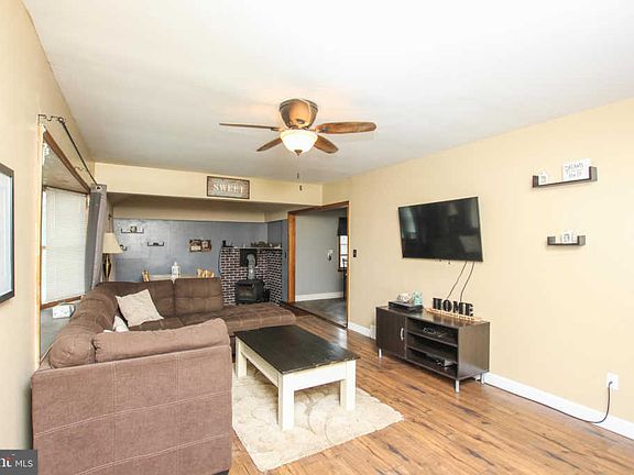 3rd image of 115 Oak Lane Dr