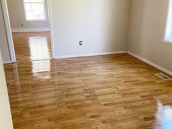 3rd image of 424 Bryant Ave