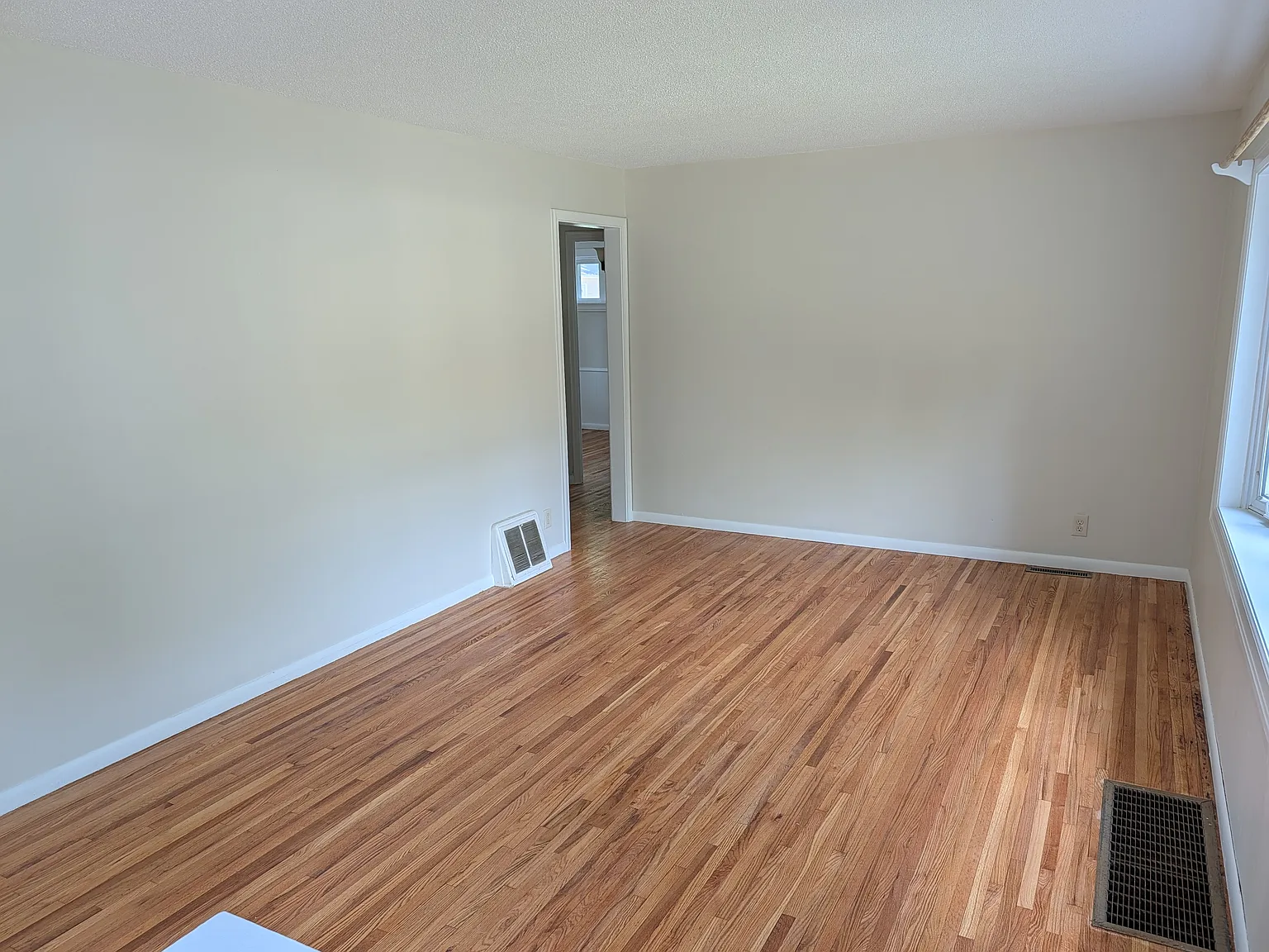 4 bed, 1938 sqft, $2,695 — Photo 2