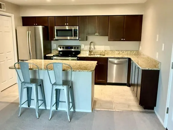 3303 Wyndham Cir APT 245, Alexandria, VA 22302