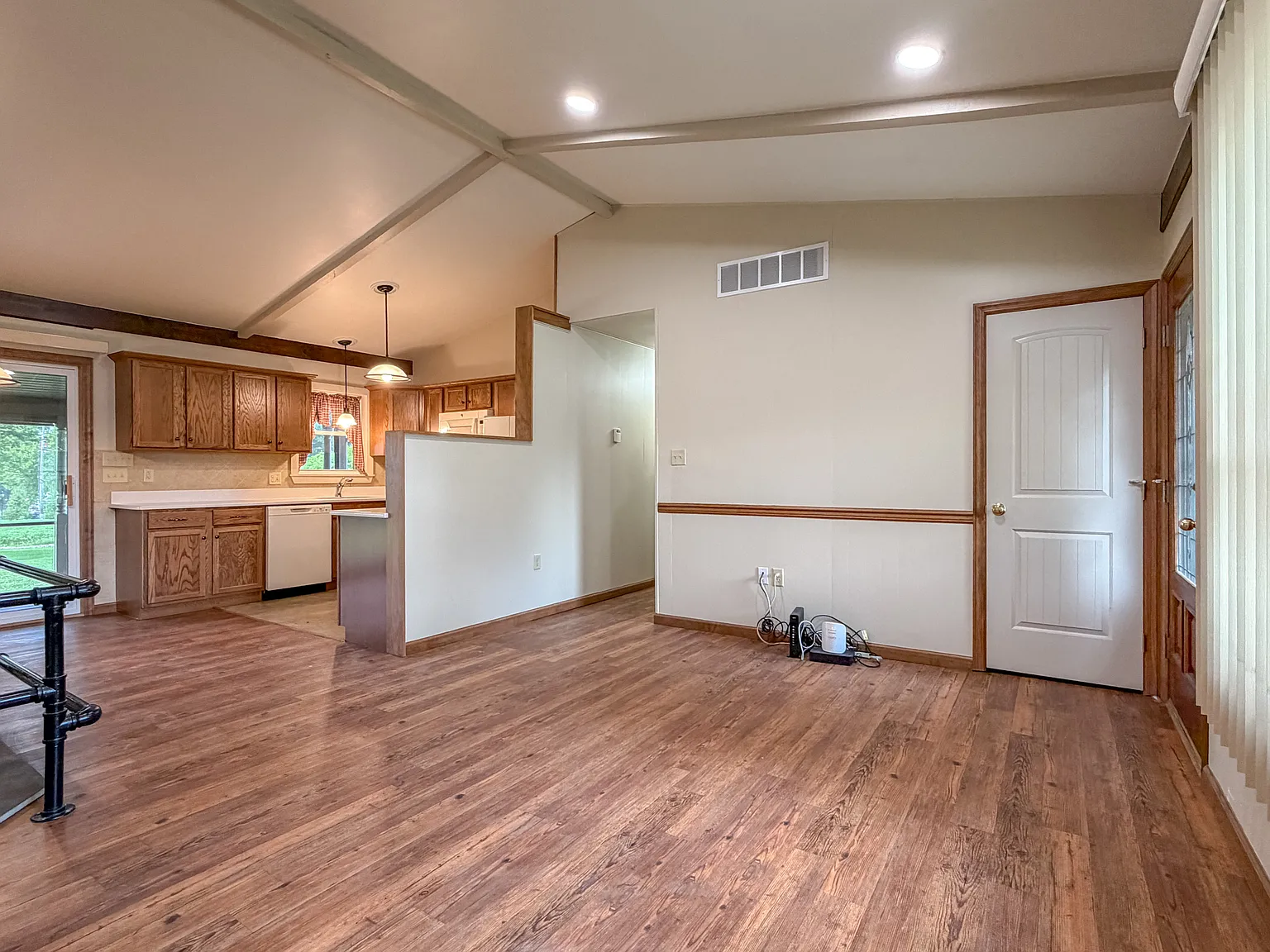 3 bed, 1025 sqft, $1,895 — Photo 3