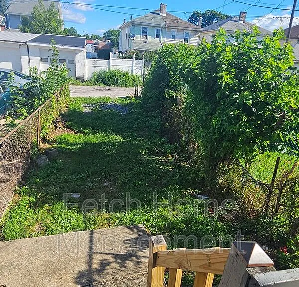909 E Princess St — Photo 11