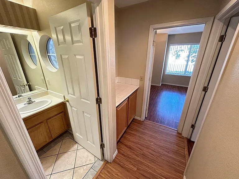 4552 Bradpoint Dr — Photo 32