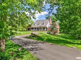 2 Tanglewood Ln, Pekin, IL 61554