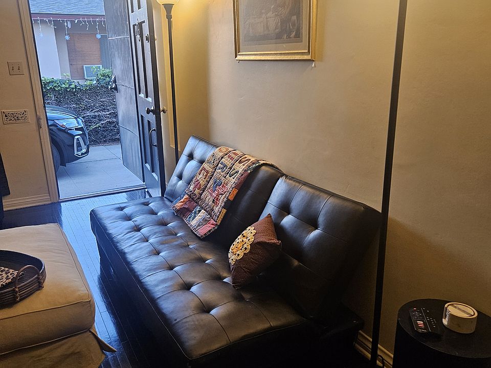 Peaceful, relaxing Large Living room, private entrance. Lots of lighting. Apartment is located in a walkable, quiet neighborhood, friendly neighbor, bus stop ceiling fans and all the amenities necessary for a comfortable relaxing stay.