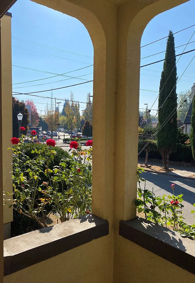 Spanish-Style Apartment Close to Belmont/Laurelhurst Located on Famous Peacock Lane! Loaded with ... — Photo 2