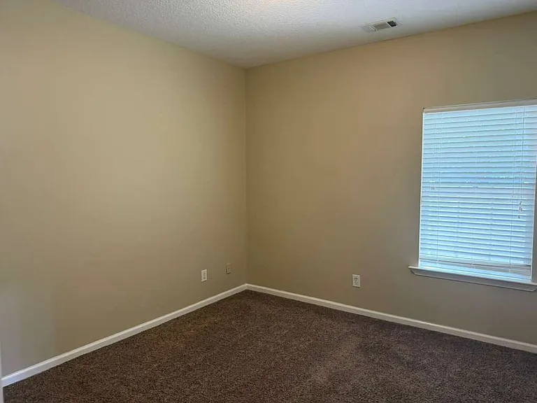 900 Rachel Ln — Photo 6