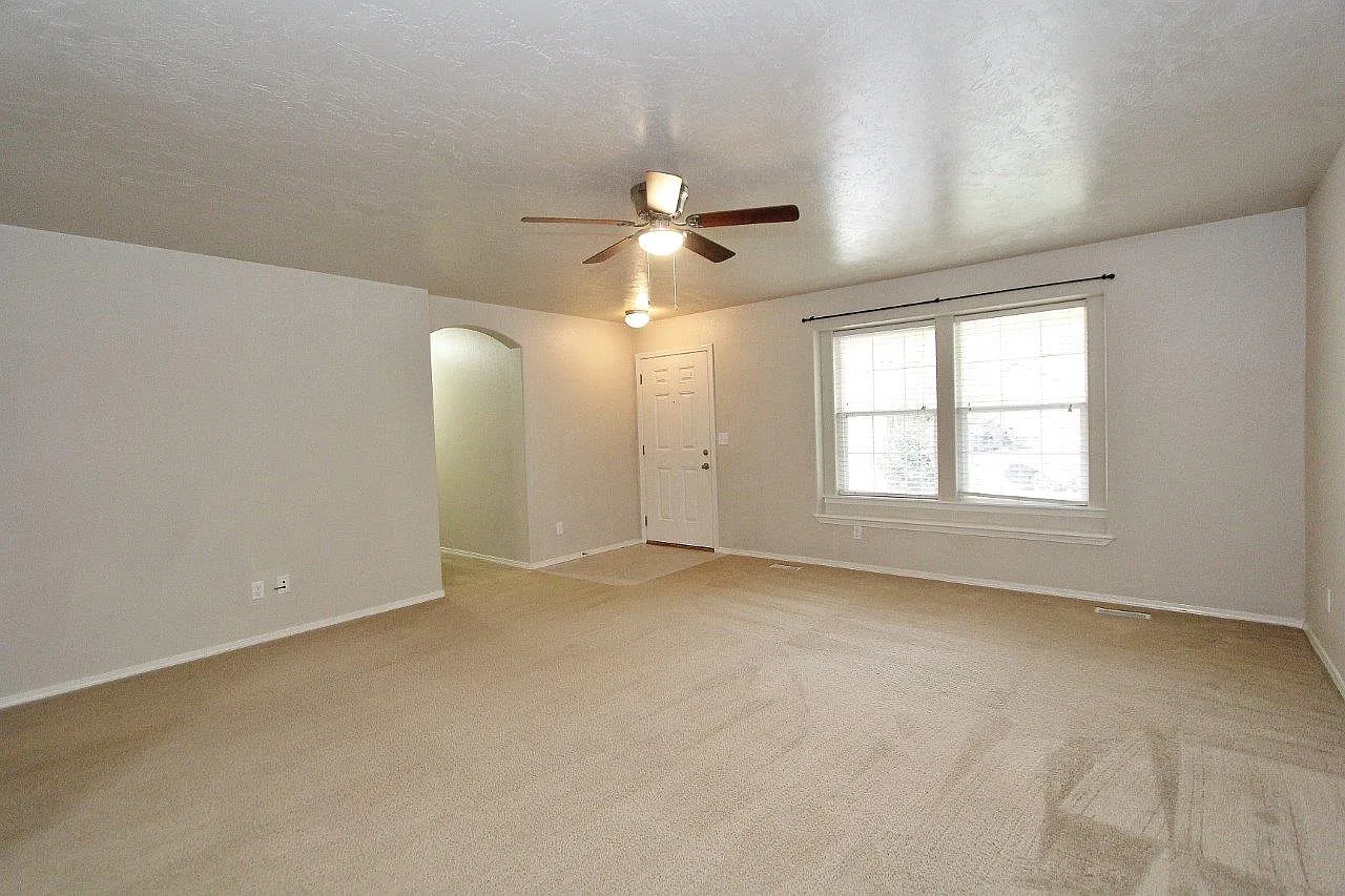 3 bed, 1605 sqft, $2,400 — Photo 4