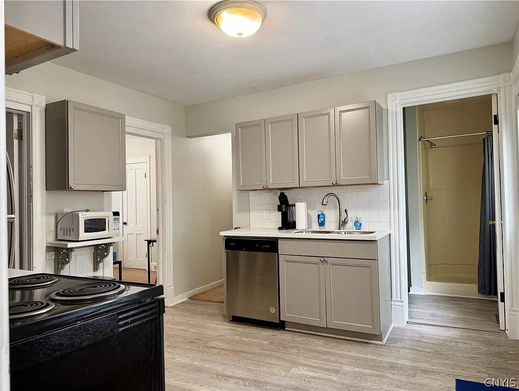 12 bed, 3.0 bath, 2505 sqft, $3,000 — Photo 3