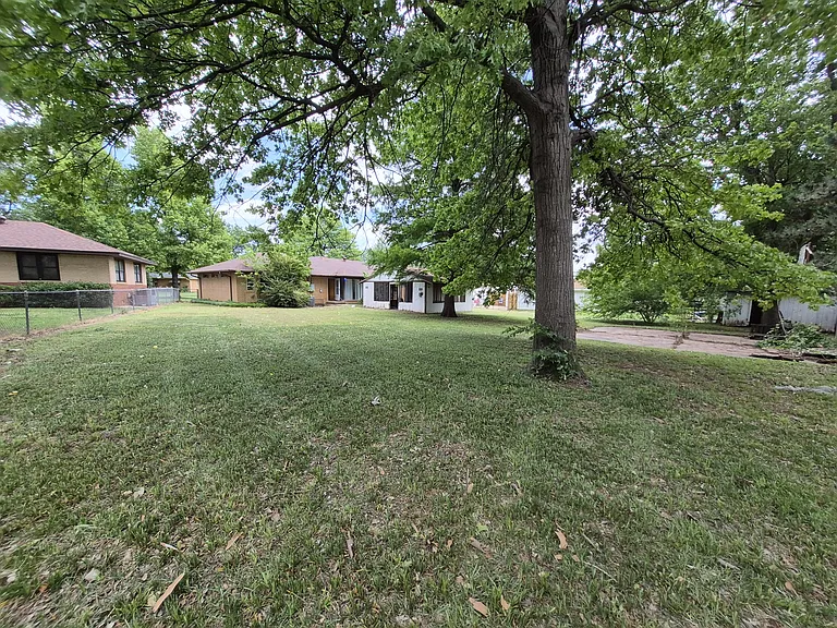225 Burk Dr — Photo 17
