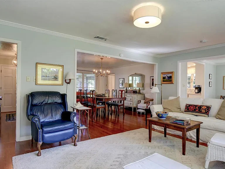 453 Ivy Cir — Photo 4