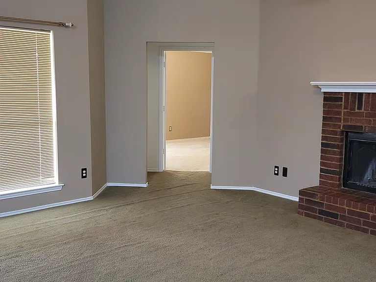 Living room fireplace w/gas starter