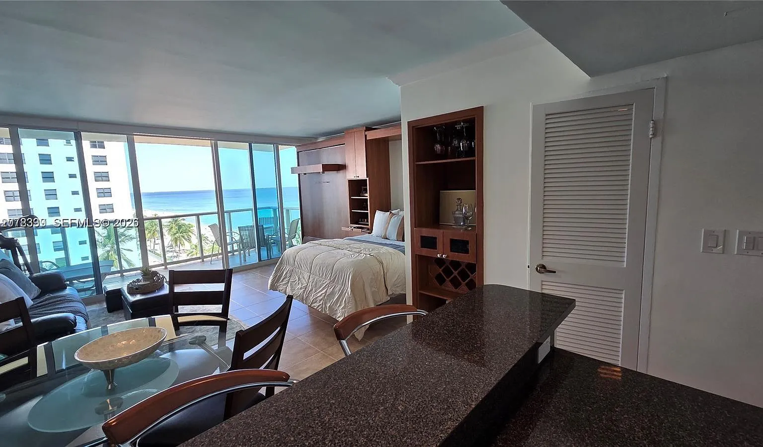 Wave Condo — Photo 2