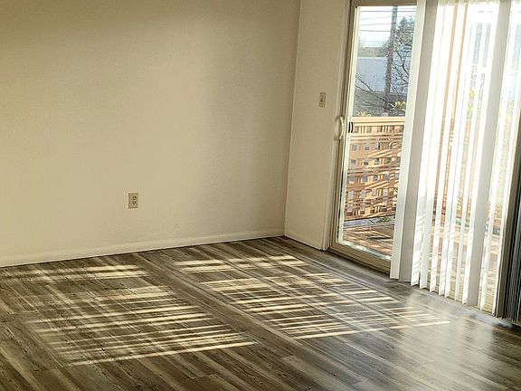 2nd image of 5929 N Lombard St APT 5
