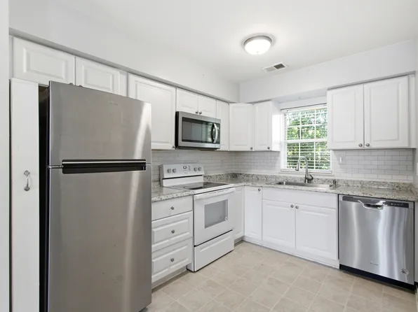 25736 Lira Ln, Warren, MI 48089