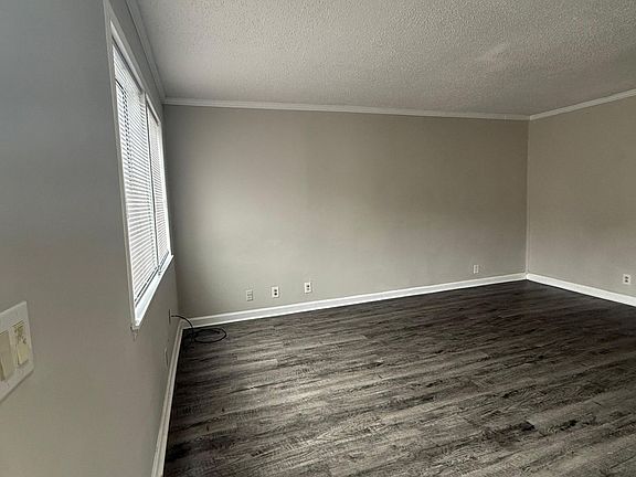 5th image of 1073 Harold Dr #1