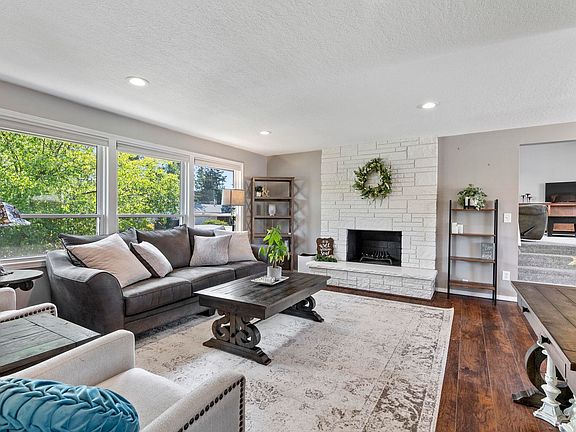 2nd image of 107 E Regina Ave