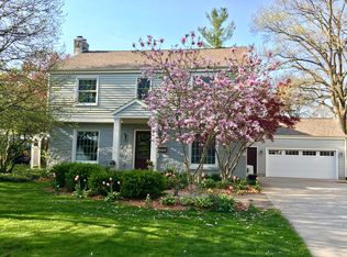 2559 Elmwood Dr SE, East Grand Rapids, MI 49506