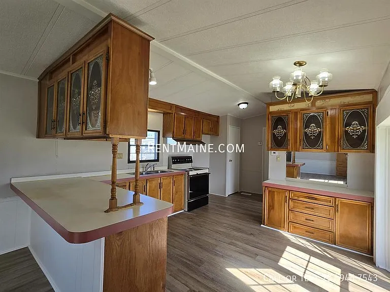 118 E St — Photo 2