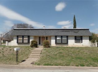 1616 Country Manor Rd, Fort Worth, TX 76134