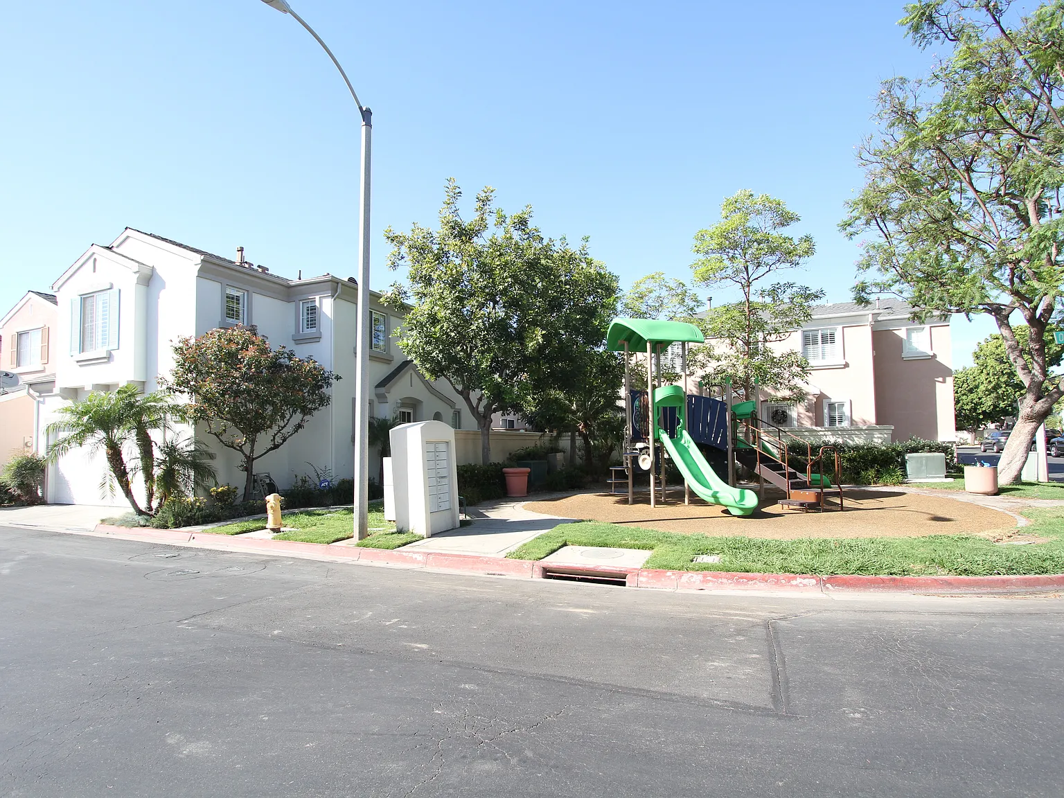 4 bed, 2.5 bath, 1625 sqft, $4,500 — Photo 3